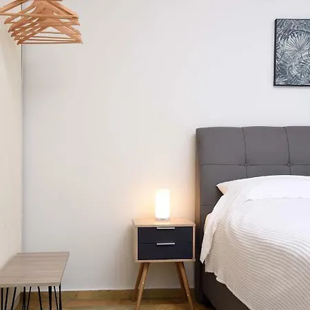 Delmare Aristotelous 7 *